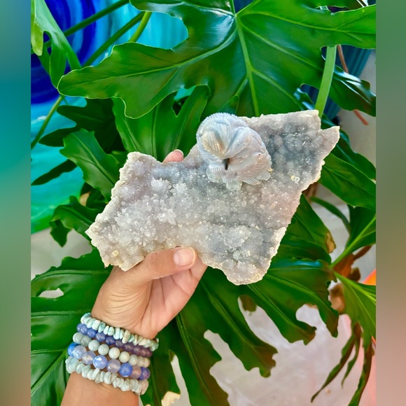 Owl carving on Amethyst flower - Picture 3 of 8